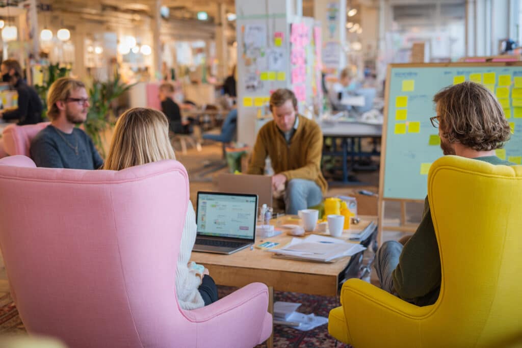 Ondernemer bespreekt website-ideeën met webdesigner tijdens een creatief overlegmoment.